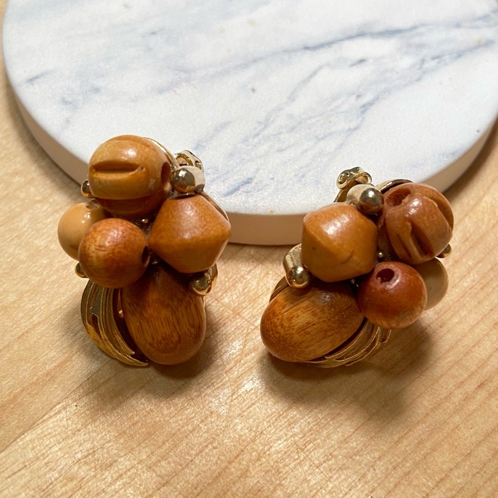 vintage Aurthur Pepper signed ART gold toned wooden beads Clip on earrings